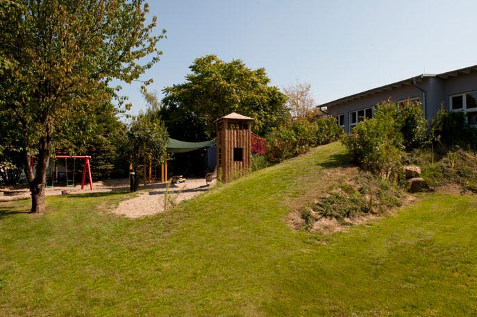 Außenanlage mit Spielplatz