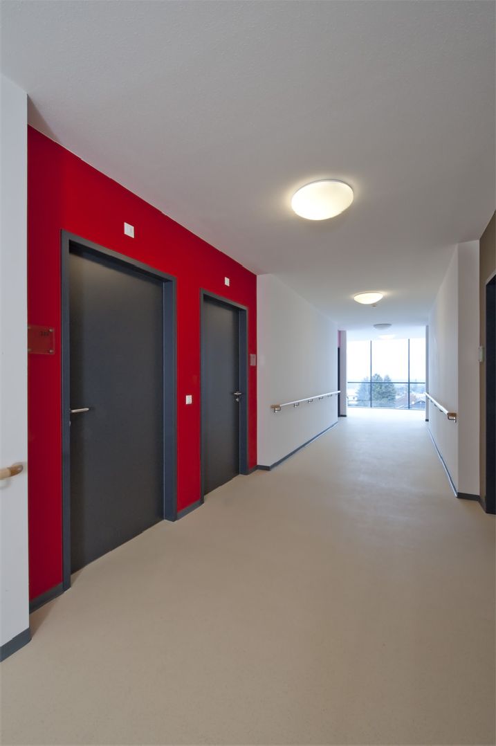 Flur mit z. T. roten Wänden
