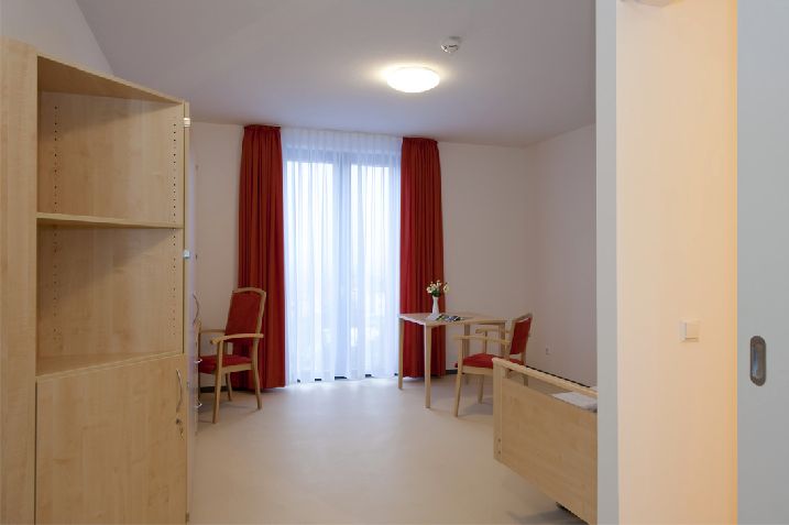 Zimmer mit grünen Vorhängen