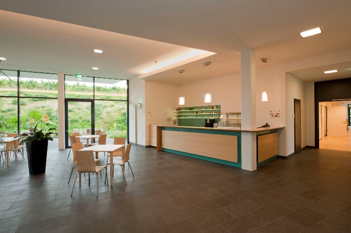 angenehm beleuchtetes Restaurant vom Eingang aus betrachtet