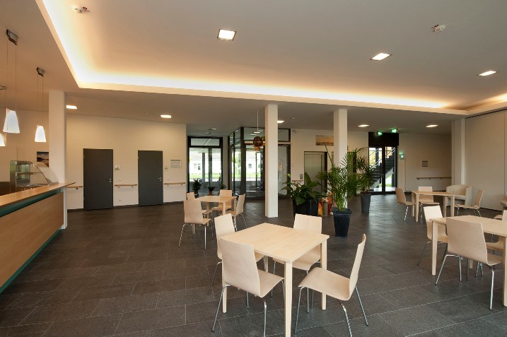 angenehm beleuchtetes Restaurant von der Fensterfront aus betrachtet