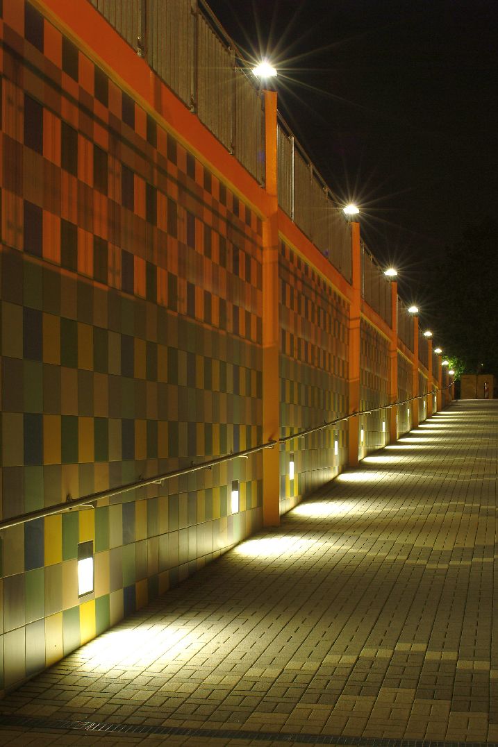 Beleuchtung einer Schräge im Freien bei Nacht mit mehreren Lichtquellen