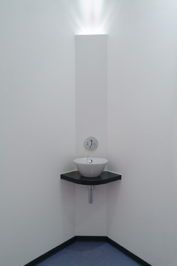 indirekte Beleuchtung über einem Handwaschplatz