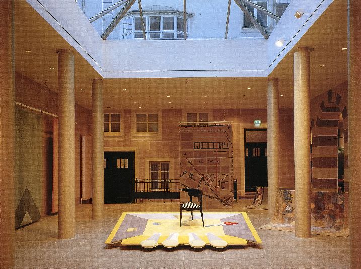 Raum mit einem Stuhl auf einer Plattform