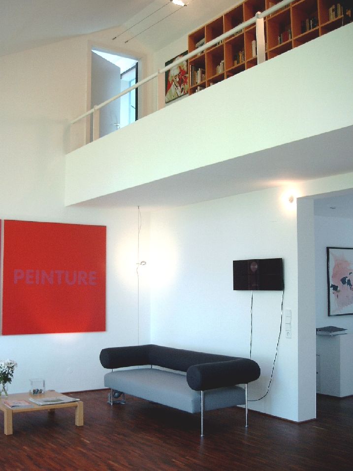 Sofa und kleiner Tisch, oben: Galerie